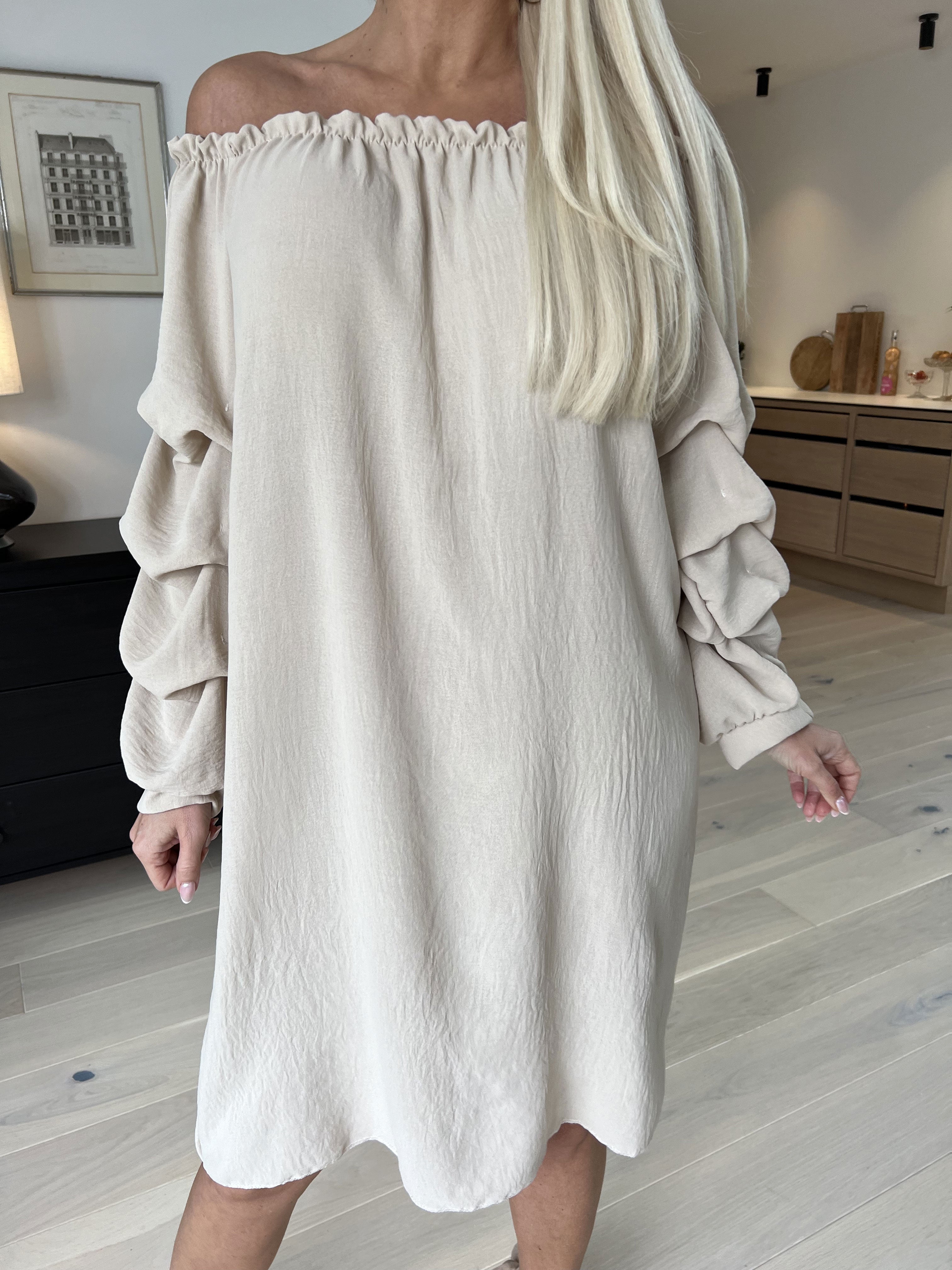 Joanna - Sød kjole i viskose med rynk på ærmerne